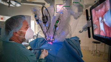 Odborníci z kliniky ORL Fakultní nemocnice Olomouc léčí rakovinu pomocí operací na nejmodernějším robotickém systému