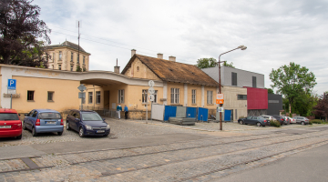 Konec jednoho symbolu. Stará brána do areálu Fakultní nemocnice Olomouc z ulice I. P. Pavlova jde k zemi