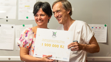 Crosspoint předal Fakultní nemocnici Olomouc přístroje na pomoc dětem s cystickou fibrózou a nově zakládá charitativní konto