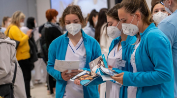 Zdravotníci a studenti se ve Fakultní nemocnici Olomouc učili, jak správně čelit nebezpečí proleženin