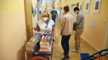 V knihovně už dosloužily, ale potěší pacienty hospitalizované ve Fakultní nemocnici Olomouc