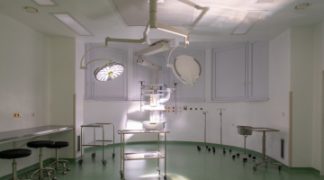 Novinky ve Fakultní nemocnici Olomouc: zákrokový sál na ortopedii i nové vchody do budovy D