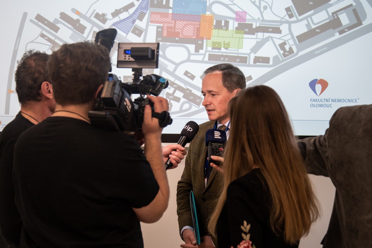 Ekonomický náměstek ředitele FN Olomouc ing. Tomáš Uvízl na tiskové konferenci.