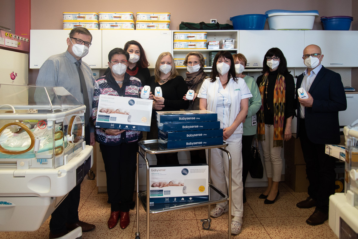Nové monitory dechu předali primáři Lumíru Kantorovi (zcela vlevo) zástupci Nadace Křižovatka a donátorů.
