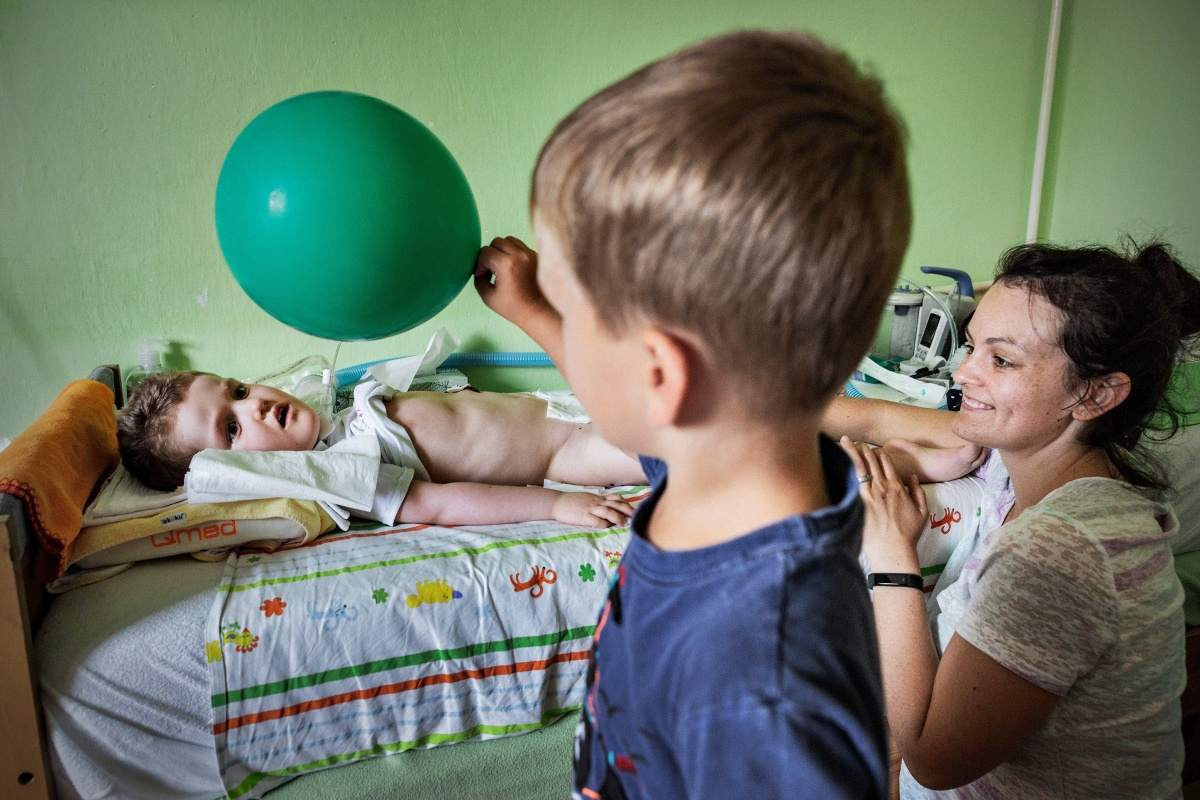 Foto: Jindřich Štreit; fotografie Jindřicha Štreita z cyklu „… s láskou“ jsou publikovány s laskavým svolením autora a mobilního hospice Nejste sami, jehož činnost s emocionální intenzitou dokumentuje.