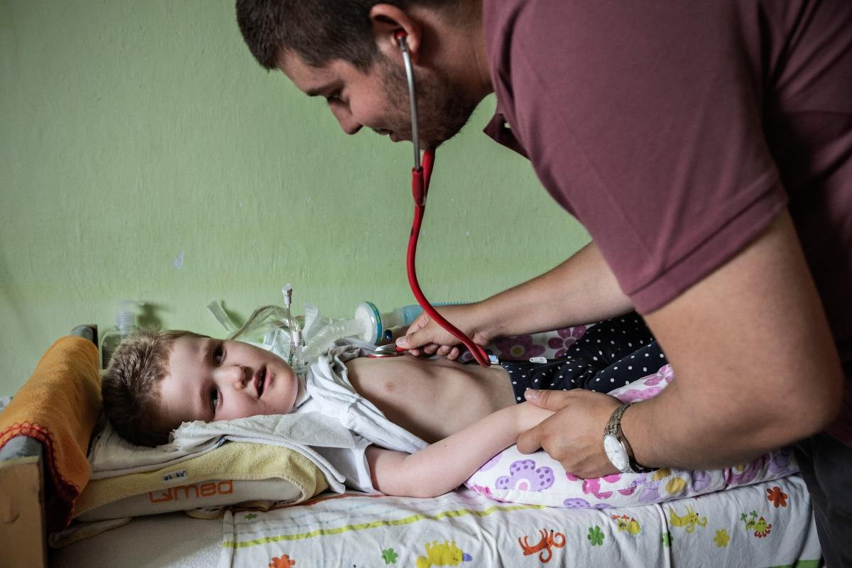 Foto: Jindřich Štreit; fotografie Jindřicha Štreita z cyklu „… s láskou“ jsou publikovány s laskavým svolením autora a mobilního hospice Nejste sami, jehož činnost s emocionální intenzitou dokumentuje.