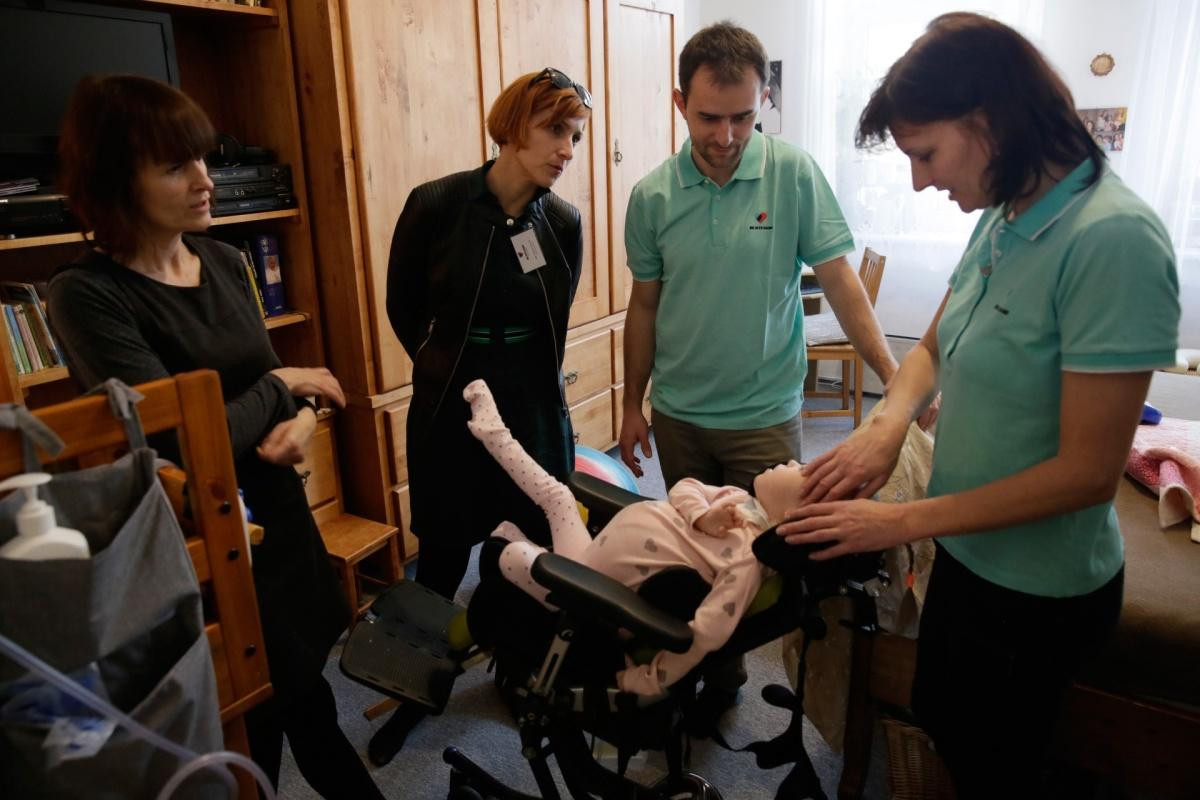Foto: Jindřich Štreit; fotografie Jindřicha Štreita z cyklu „… s láskou“ jsou publikovány s laskavým svolením autora a mobilního hospice Nejste sami, jehož činnost s emocionální intenzitou dokumentuje.