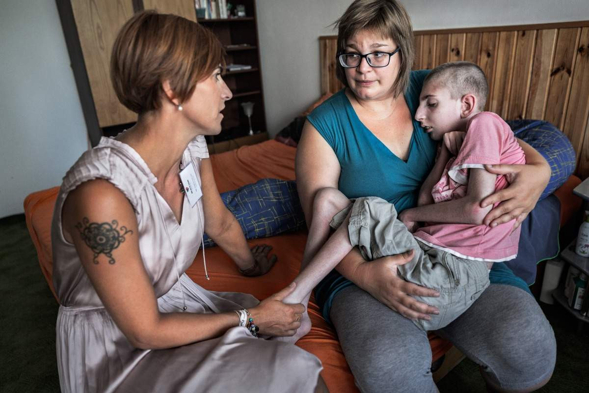 Foto: Jindřich Štreit; fotografie Jindřicha Štreita z cyklu „… s láskou“ jsou publikovány s laskavým svolením autora a mobilního hospice Nejste sami, jehož činnost s emocionální intenzitou dokumentuje.