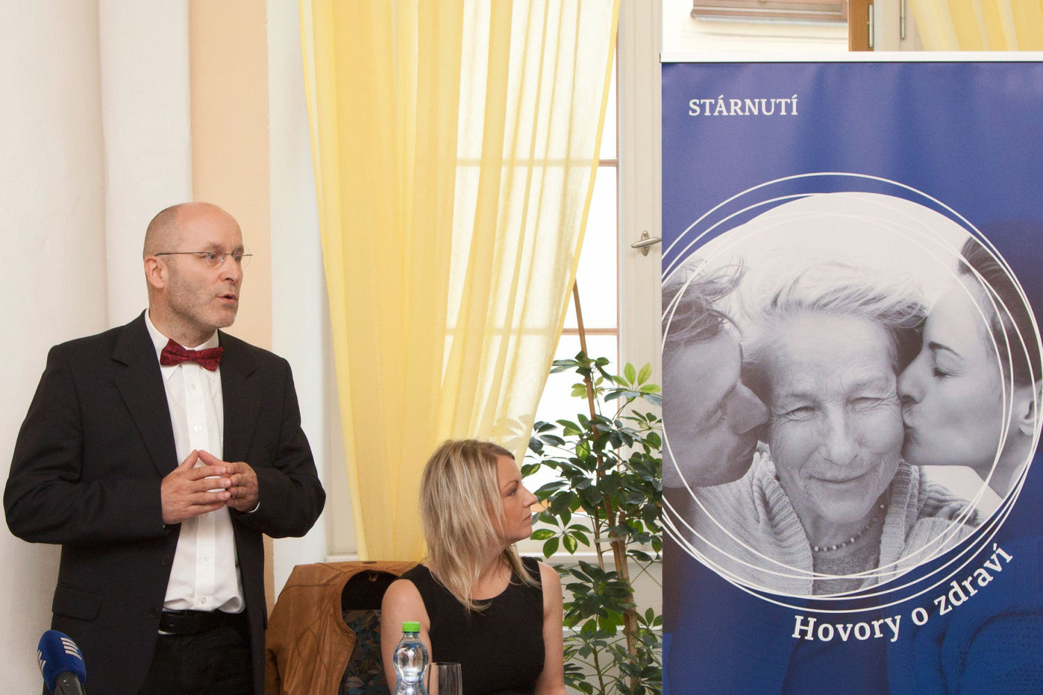 Vedoucí Institutu sociálního zdraví UP (OUSHI) prof. Ing. Mgr. et Mgr. Peter Tavel, Ph.D. při prezentaci modulu "Stárnutí" na webu Hovoryozdravi.cz