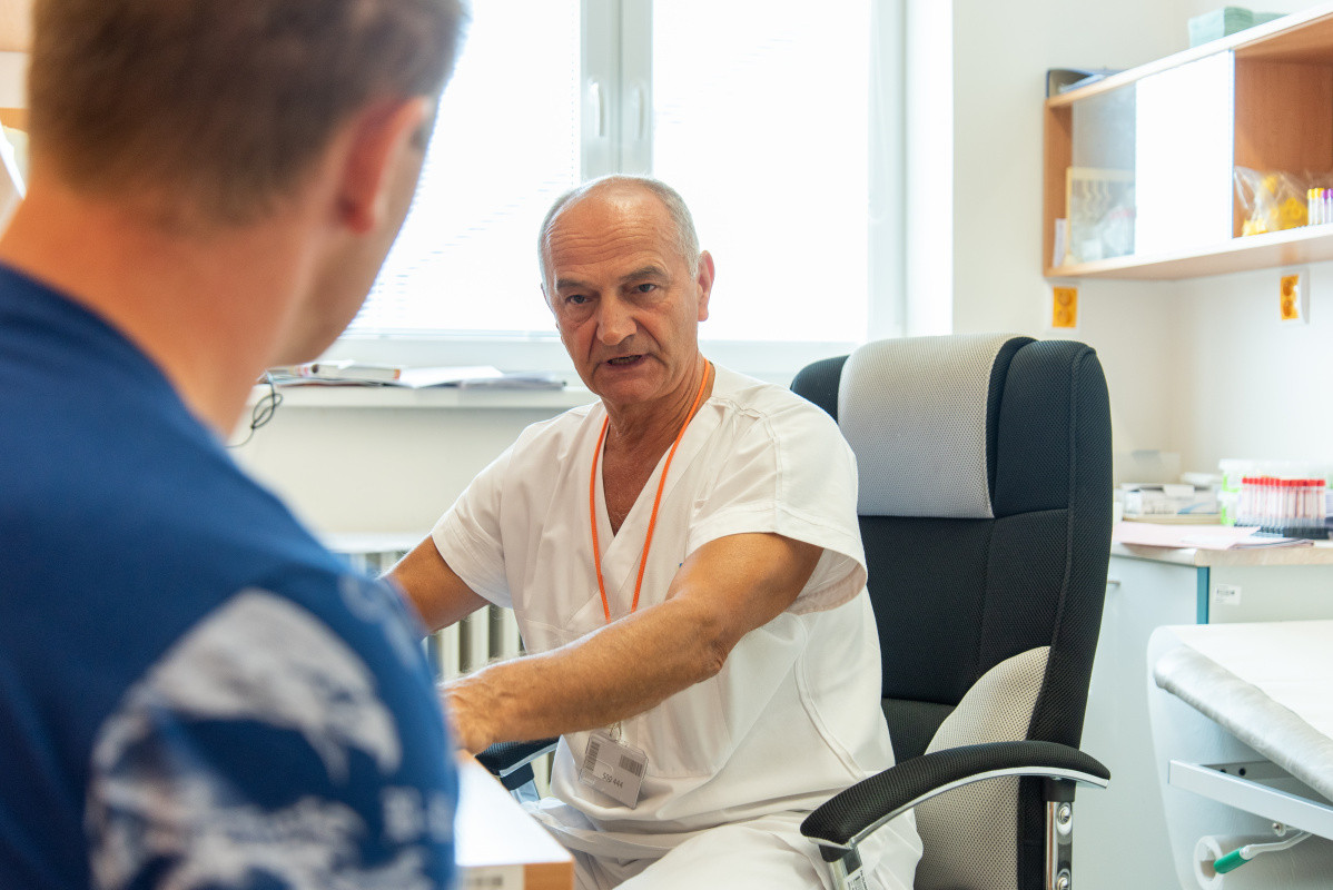 Lékař Ambulance preventivní onkologie FN Olomouc a dlouholetý primář Onkologické kliniky MUDr. Vlastislav Šrámek, Ph.D., MBA.